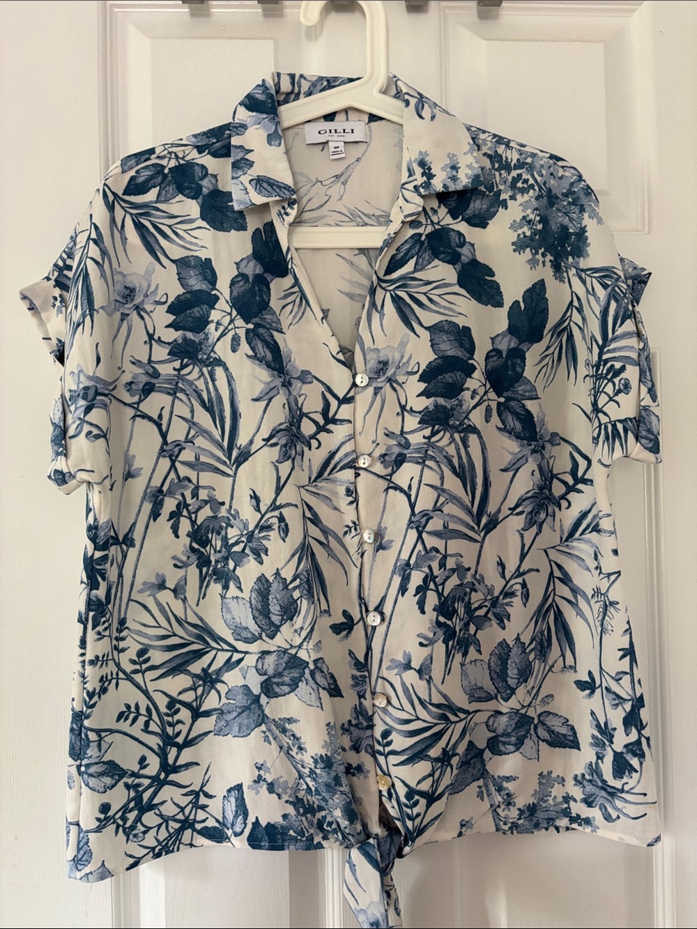 Gilli Cream and Blue Floral Button-Front Tie-Hem Shirt